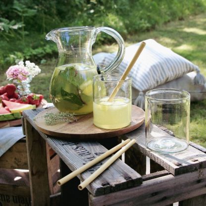 Sugrör bambu med glas och kanna